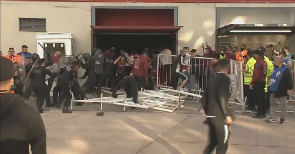 TWITTER @CLMerlo Enfrentamiento entre afición y policías