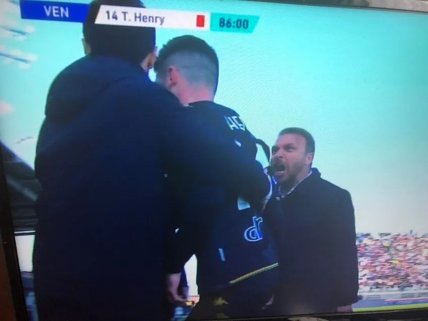 ESPECIAL Zanetti confrontando a Thomas Henry