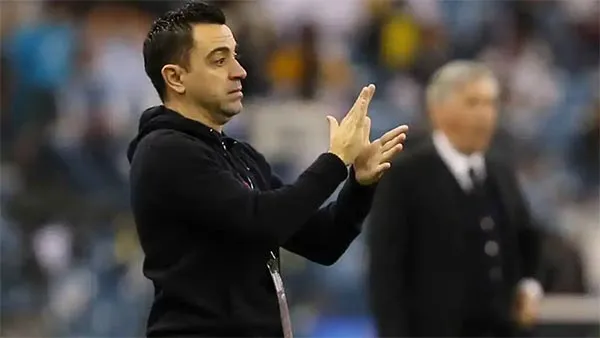 Xavi Hernández da instrucciones durante un partido