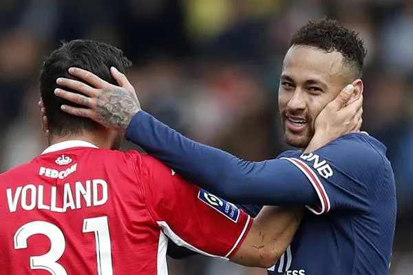 Neymar en acción con PSG ante Mónaco