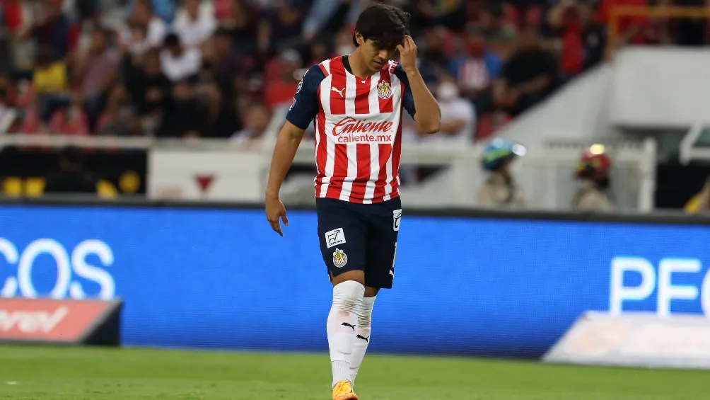 José Juan Macías jugando el Clásico Tapatío con las Chivas