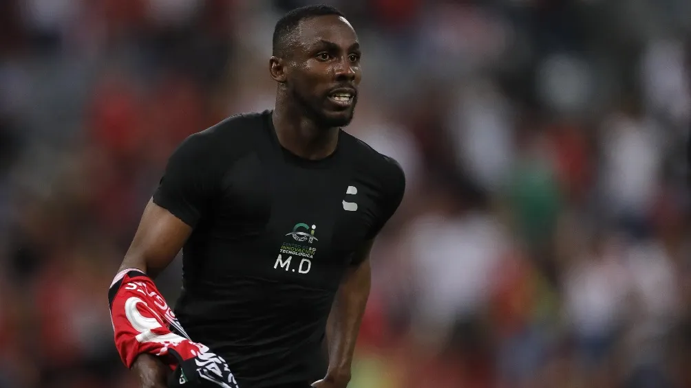 Julián Quiñones festejando gol con Atlas durante el Clásico Tapatío