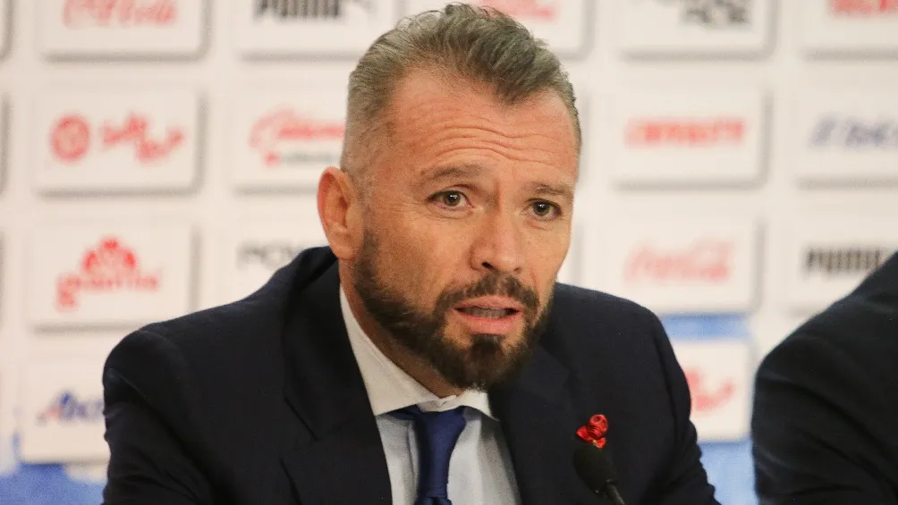 José Luis Higuera durante conferencia de prensa con las Chivas