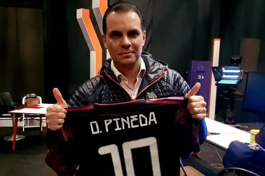 Martinoli con el jersey de Orbelín Pineda