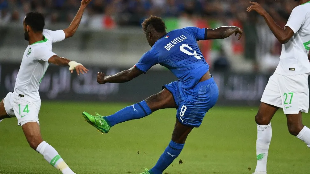 Mario Balotelli jugando partido con la Selección de Italia