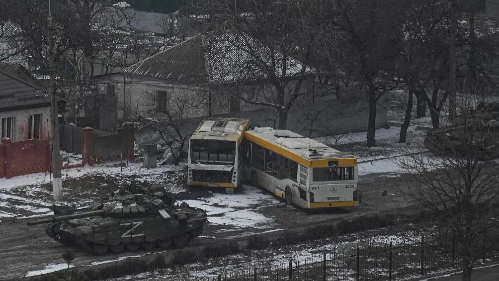 La ciudad de Mariupol (Ucrania) siendo atacada por el ejército ruso