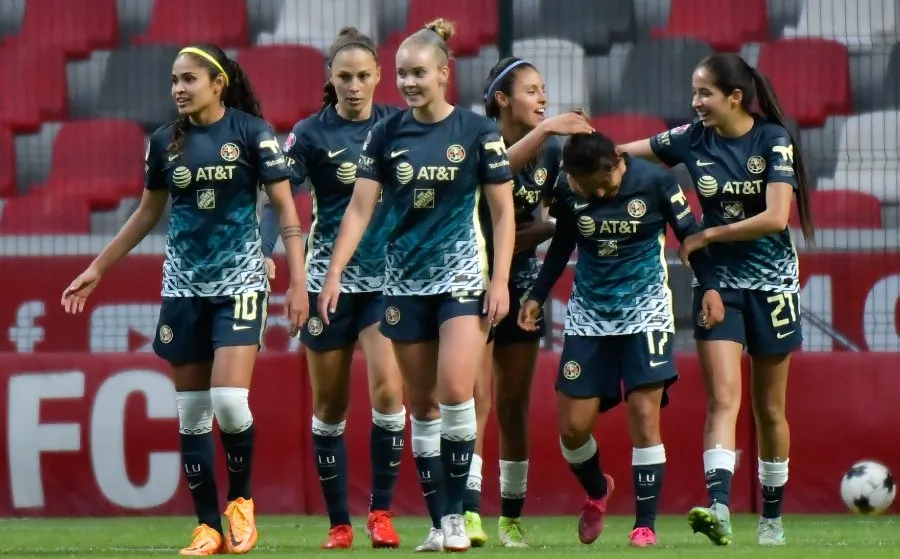 Natalia Mauleón es felicitada por sus compañeras