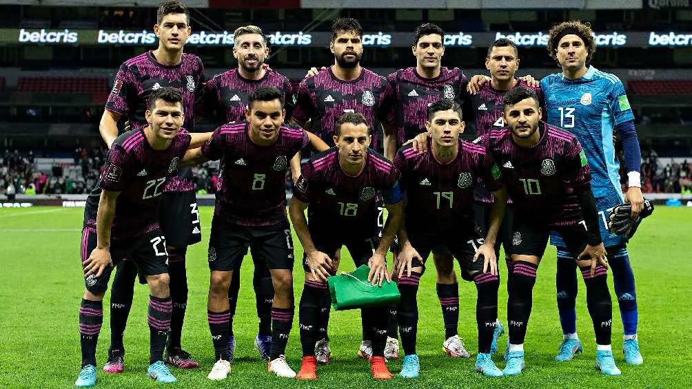 IMAGO7 Jugadores de la Selección Mexicana previo a partido en el Estadio Azteca