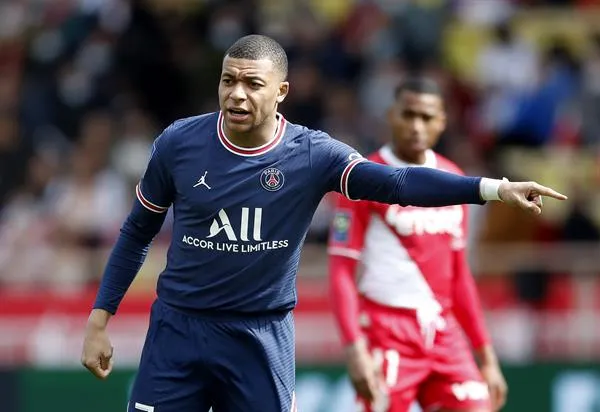 Mbappé en partido con el PSG