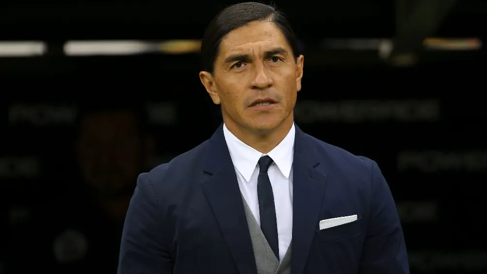 Francisco Palencia dirigiendo a Lobos BUAP en partido de Liga MX