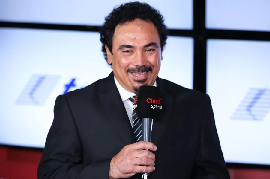 IMAGO7 Hugo Sánchez durante un evento