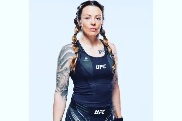 Joanne Wood posa para la UFC