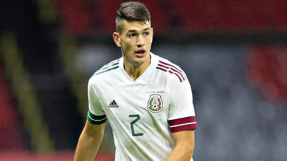 César Montes jugando partido con la Selección Mexicana en el Azteca