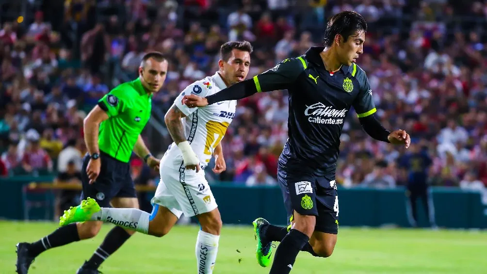 Chivas y Pumas jugando partido amistoso en los Estados Unidos