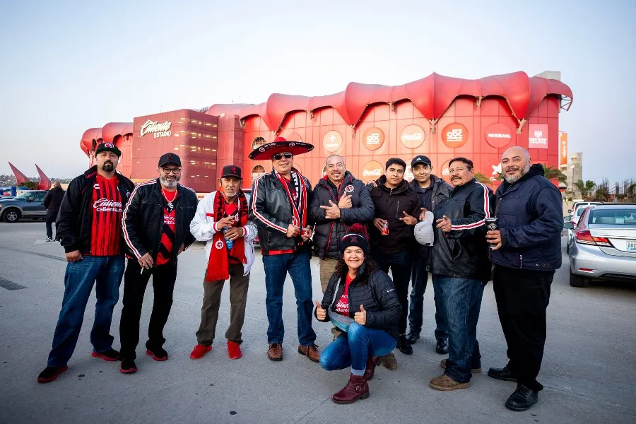 Afición de Xolos en las afueras del Estadio Caliente
