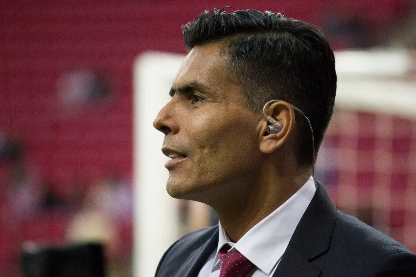 Oswaldo Sánchez en una transmisión de TUDN