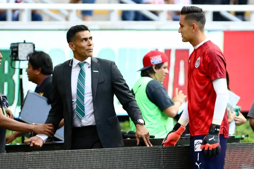 Oswaldo Sánchez en una transmisión de TUDN