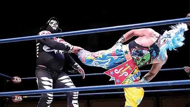 TWITTER @Radio_Zocalo L.A. Park y Psycho Clown durante una lucha