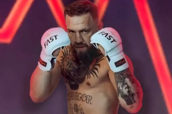 Conor McGregor posa con guantes