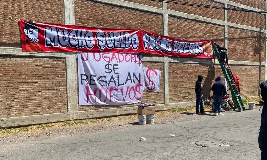 Aficionados manifestándose en Toluca