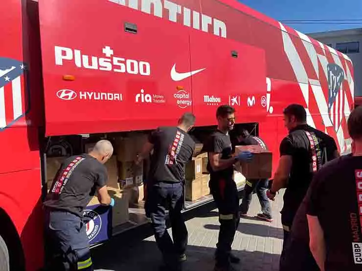 Fundación Atletico de Madrid entregando víveres