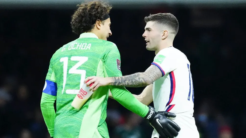 Memo Ochoa se saluda con Pulisic