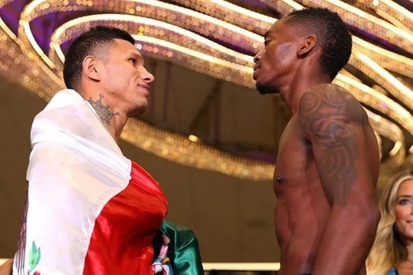 INSTAGRAM: @AlacranBercheltOficial Berchelt y Nakathila en la ceremonia de pesaje