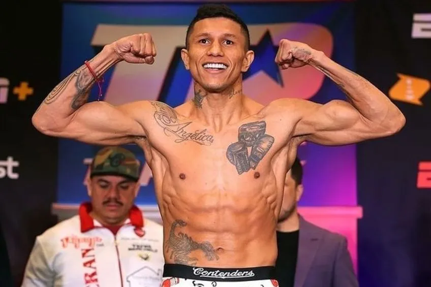 INSTAGRAM: @AlacranBercheltOficial 'Alacrán' Berchelt en la ceremonia de pesaje