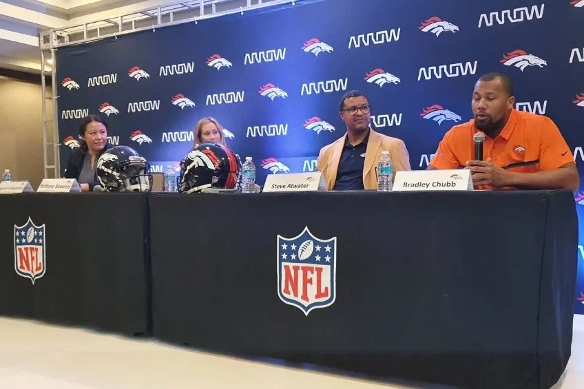 TWITTER: @BroncosEnMexico Brittany Bowlen, Chubb y Atwater durante la conferencia de prensa