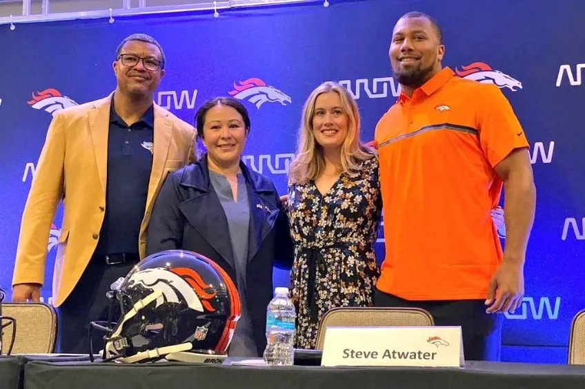 TWITTER: @BroncosEnMexico Brittany Bowlen, Chubb y Atwater tras la conferencia de prensa
