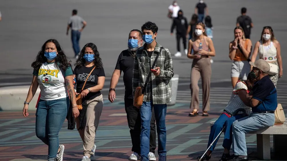 Personas caminando por las calles de la Ciudad de México durante la pandemia