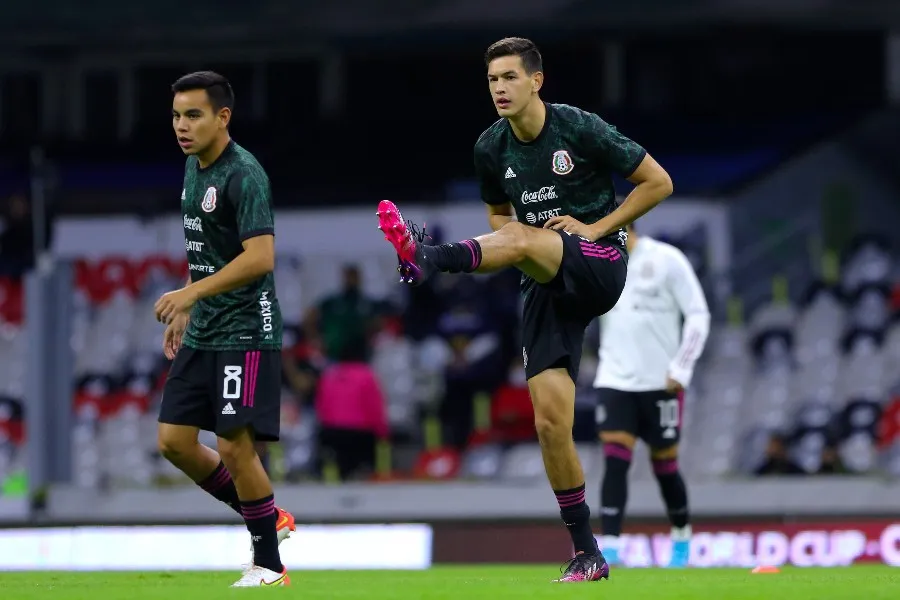 Charly y Montes previo a un partido con el Tri
