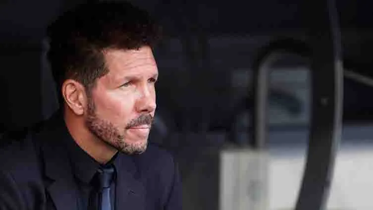Diego Simeone, en el banquillo observando un partido