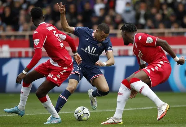 Mbappé en acción con el PSG