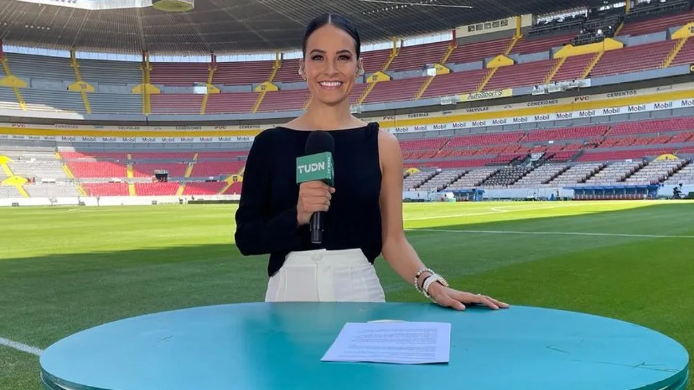 Georgina Holguín como conductora en programa de TUDN