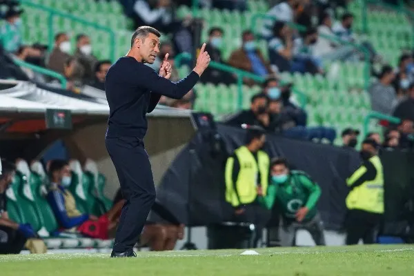 Pedro Caixinha en acción con Santos