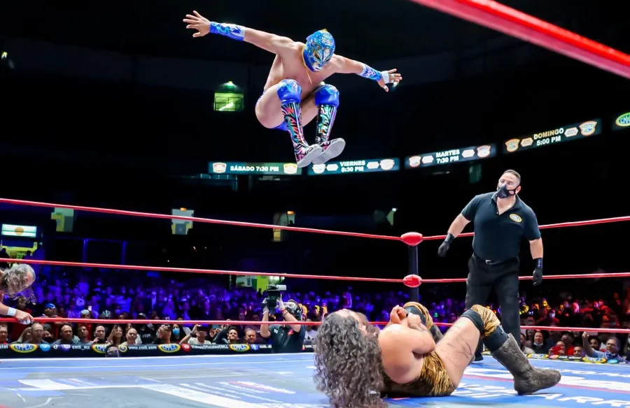 Titán se lanza ante Cavernario