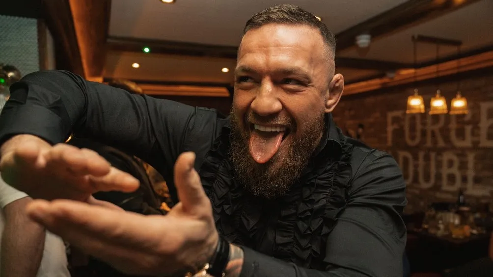 Conor McGregor divirtiéndose en una restaurante