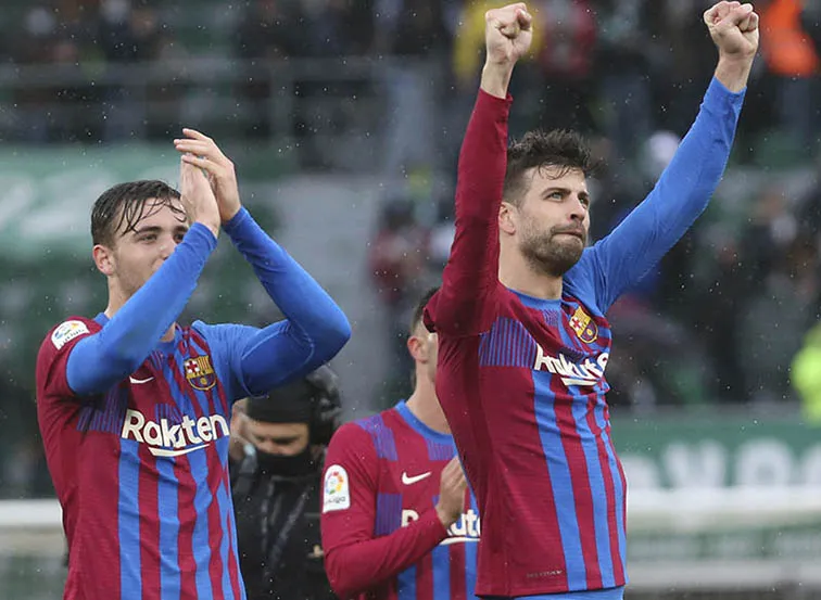 Gerard Piqué durante un duelo con el Barcelona