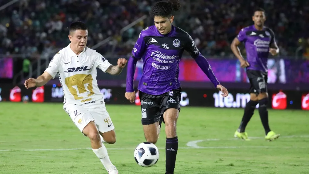 Marco García (Pumas) vs Carlos Vargas (Mazatlán) en partido de Liga MX