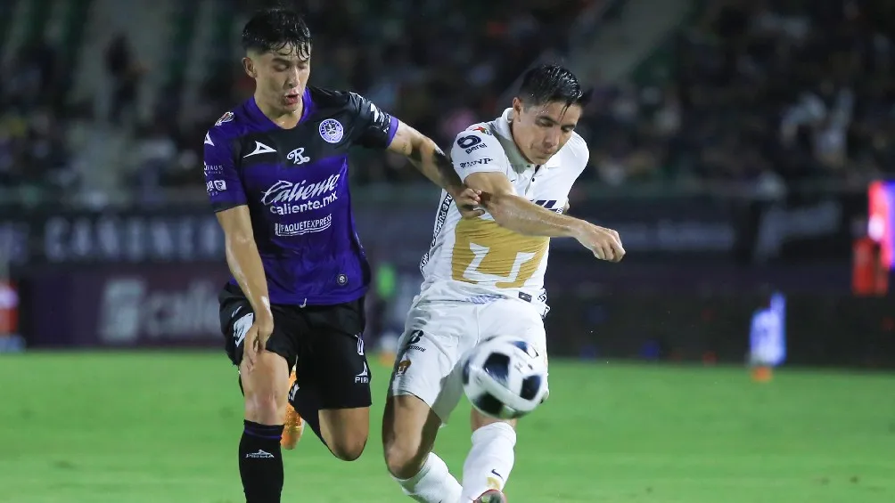 Iván Moreno (Mazatlán) vs Efraín Velarde (Pumas) en partido de Liga MX