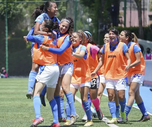 Jugadoras de Cruz Azul, en festejo