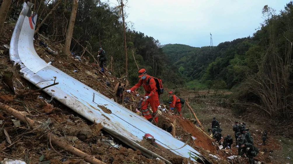 Personal de construcción excavando en el sitio del accidente