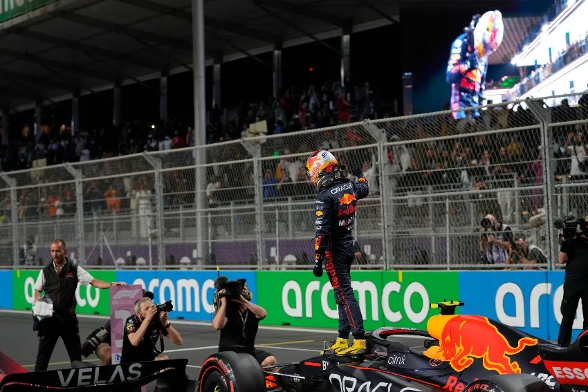 AP Sergio Pérez celebrando su primera Pole Position