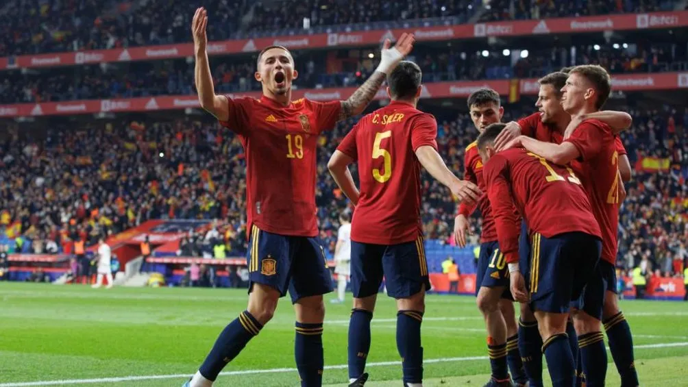 Jugadores de España festejando gol ante Albania en el RCDE Stadium