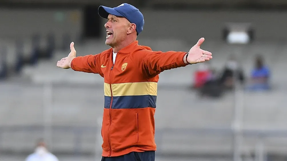 Hermes Desio dirigiendo partido de Pumas ante Mazatlán