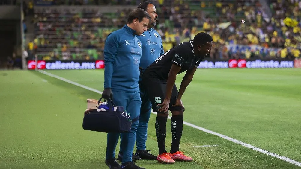 MEXSPORT Juan Otero recibiendo atención médica tras sufrir lesión en el tobillo