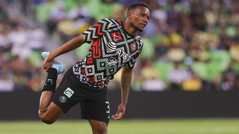 MEXSPORT Juan Otero calentando previo al partido amistoso ante Monterrey