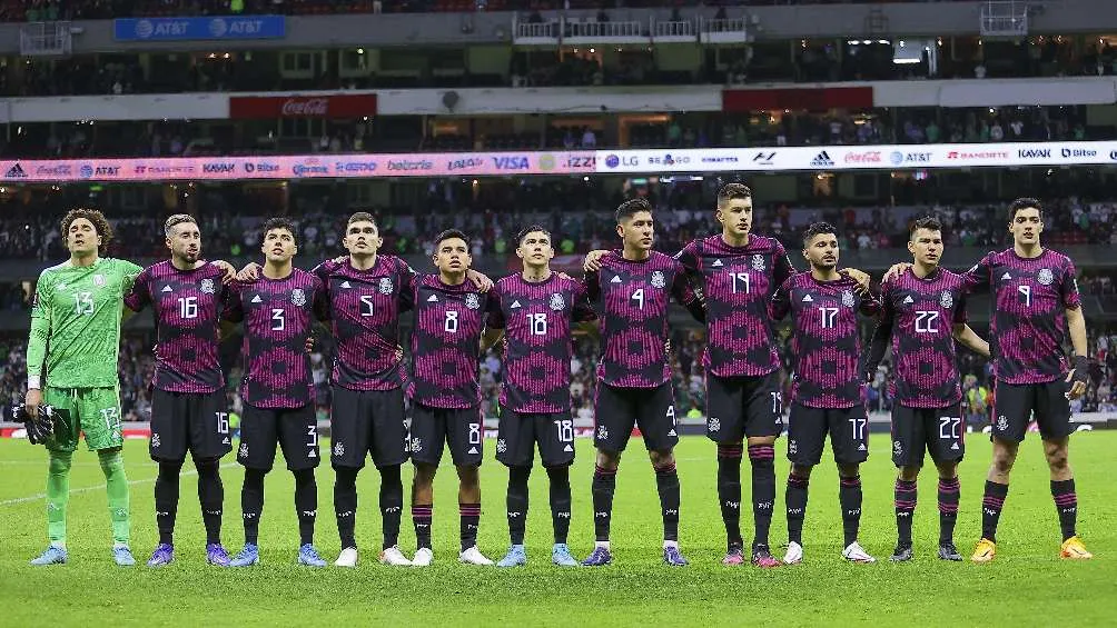 Jugadores de la Selección Mexicana previo a partido en el Estadio Azteca