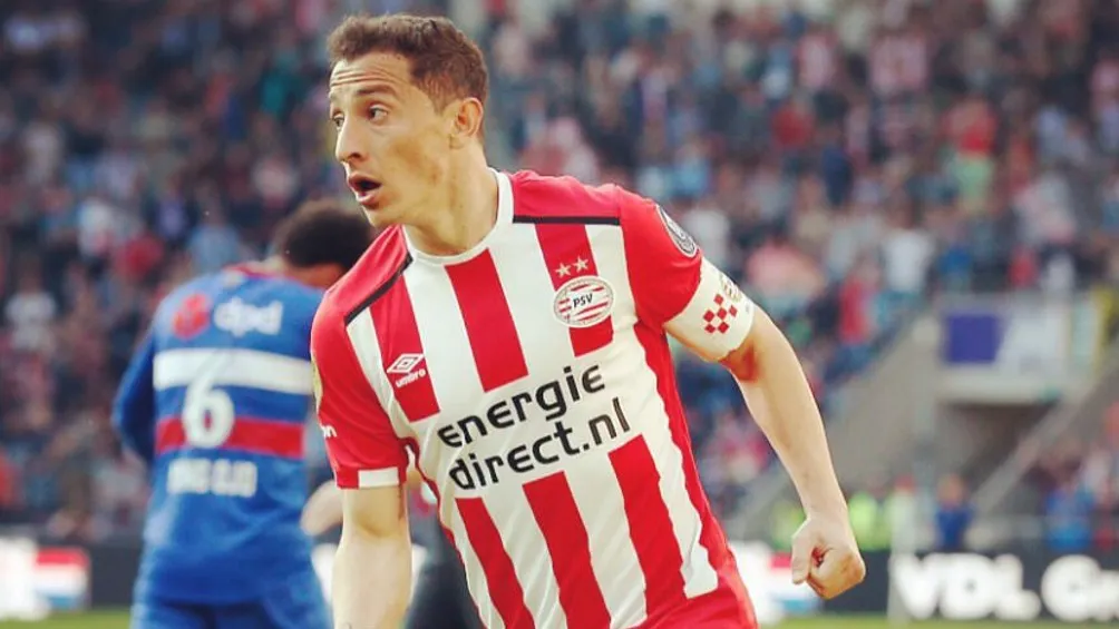Andrés Guardado jugando partido con el PSV Eindhoven